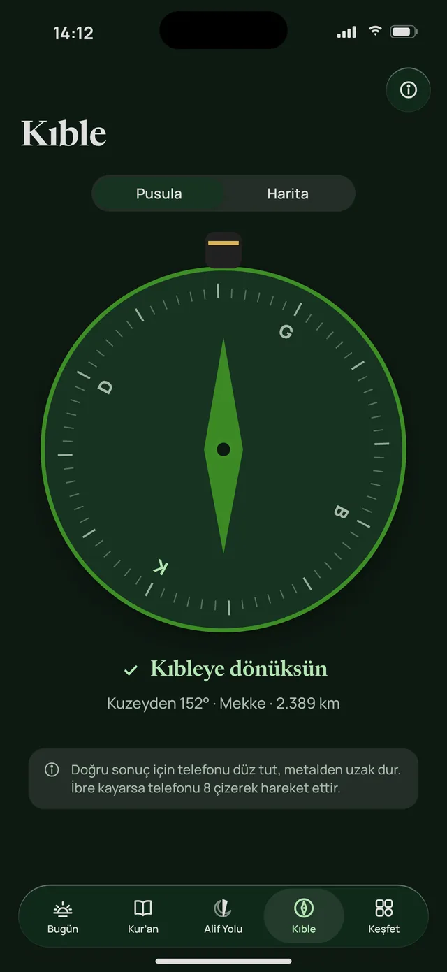 Koyu temada kıble pusulası